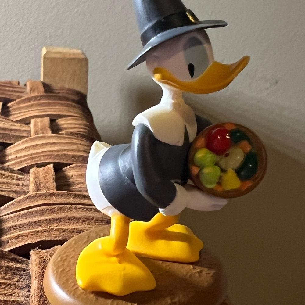 Donald Duck Hallmark Thanksgiving Ornament. NWT - Picture 6 of 6